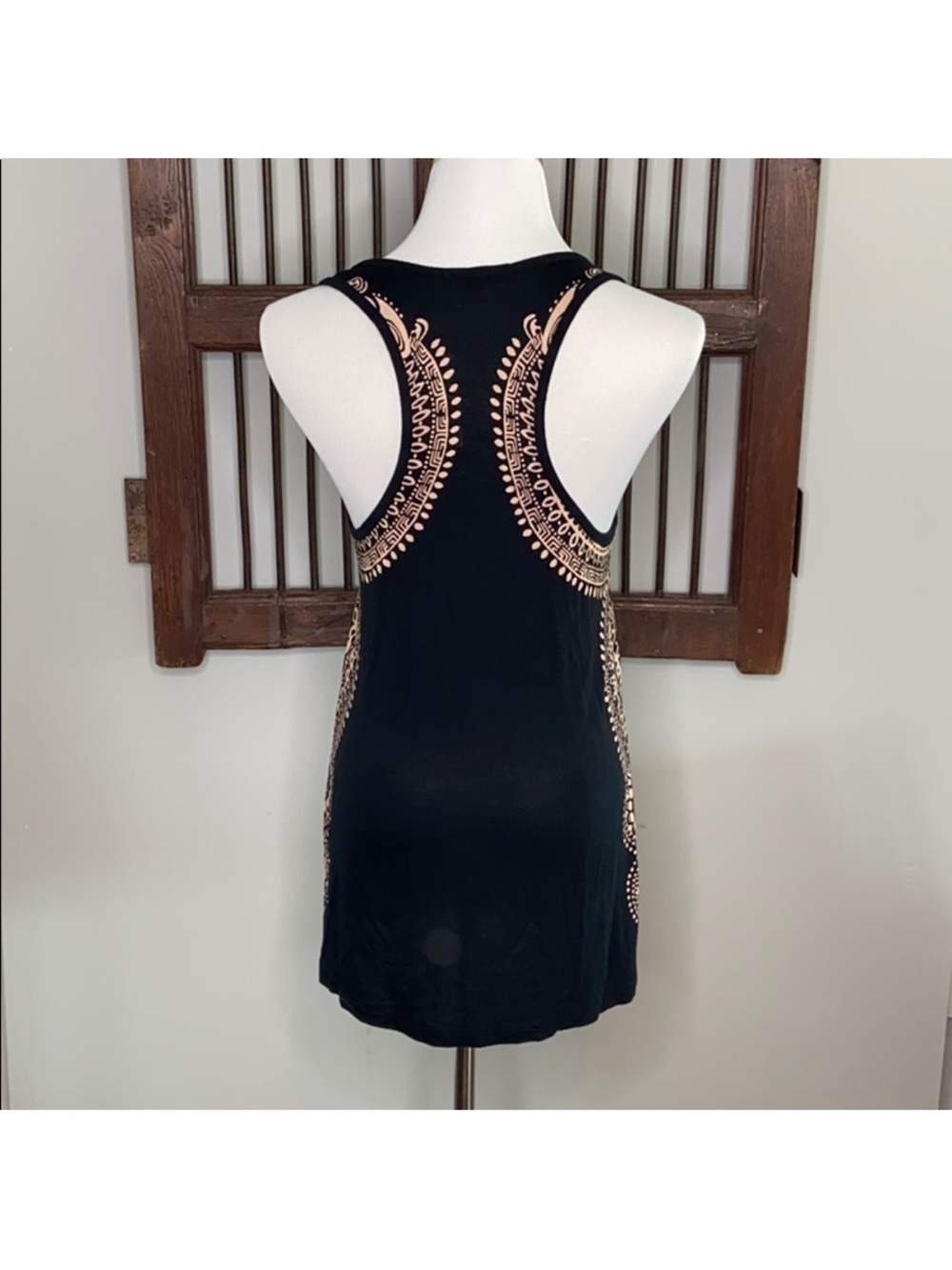 BANANA REPUBLIC BLACK RACERBACK TANK W BOHO
TRIBAL Large